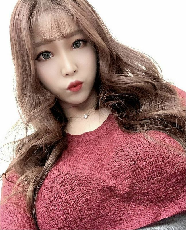 年僅23歲的高人氣美女，精巧又亮麗的五官很引人注目~陳亭夷Queeny