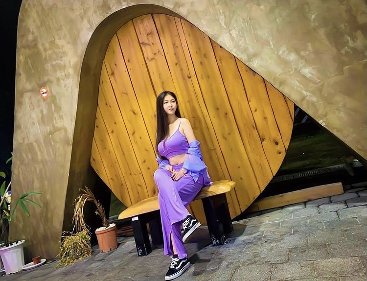 年僅23歲的高人氣美女，精巧又亮麗的五官很引人注目~陳亭夷Queeny