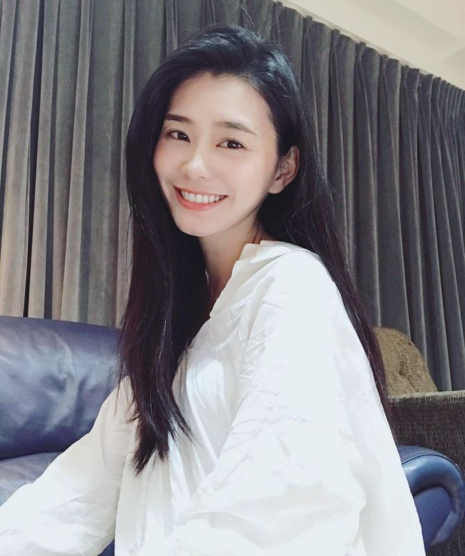 文青系女孩以瓅清純模樣讓人想起初戀的感覺