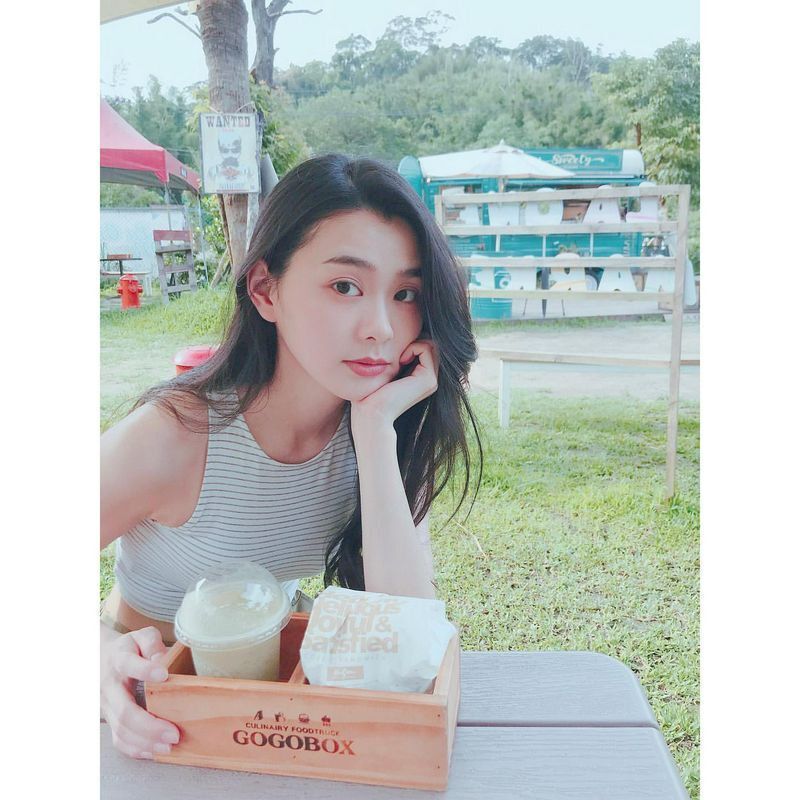 文青系女孩以瓅清純模樣讓人想起初戀的感覺