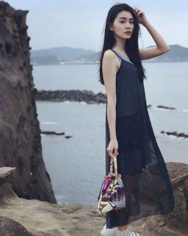 文青系女孩以瓅清純模樣讓人想起初戀的感覺
