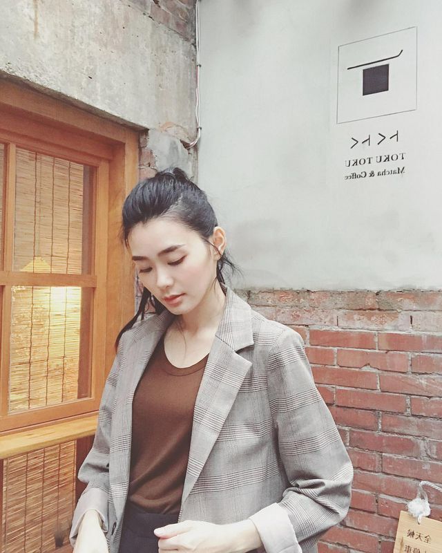 文青系女孩以瓅清純模樣讓人想起初戀的感覺