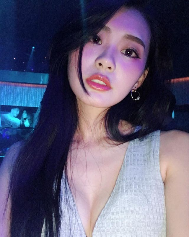 文青系女孩以瓅清純模樣讓人想起初戀的感覺