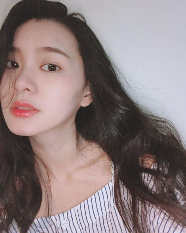 文青系女孩以瓅清純模樣讓人想起初戀的感覺
