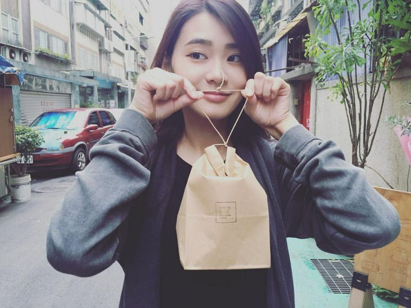 文青系女孩以瓅清純模樣讓人想起初戀的感覺
