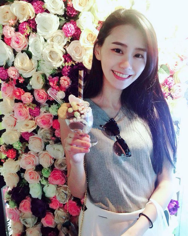 文青系女孩以瓅清純模樣讓人想起初戀的感覺