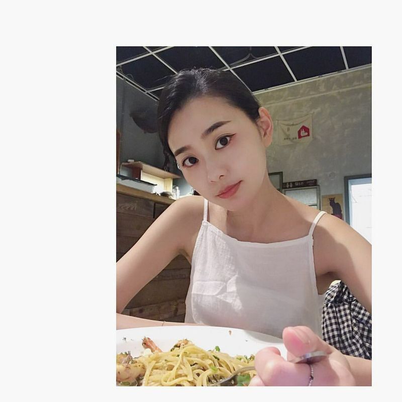 文青系女孩以瓅清純模樣讓人想起初戀的感覺