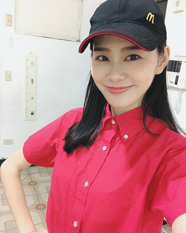 文青系女孩以瓅清純模樣讓人想起初戀的感覺