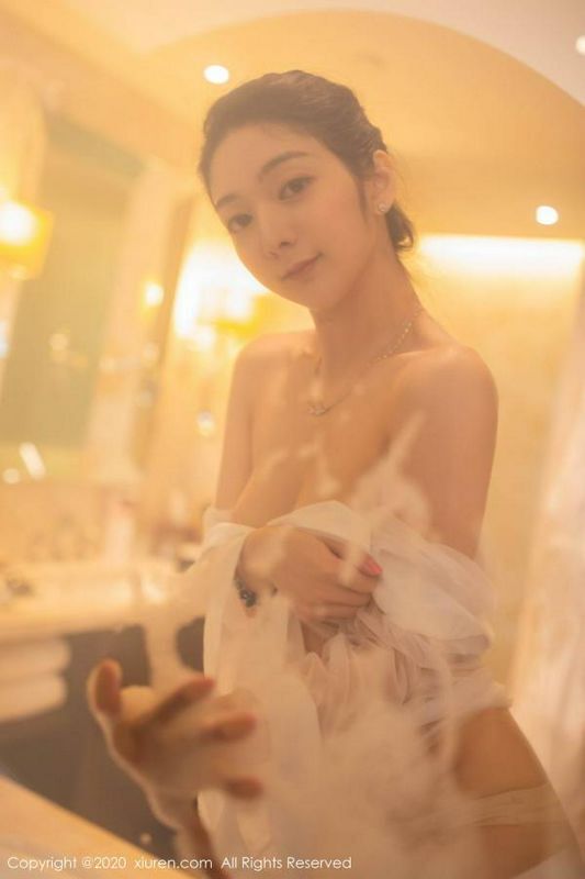 小熱巴女神浴室濕身