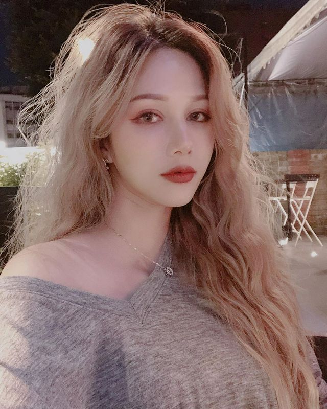 LingLing翎鈴又白又大...逆天長腿讓人秒抬頭