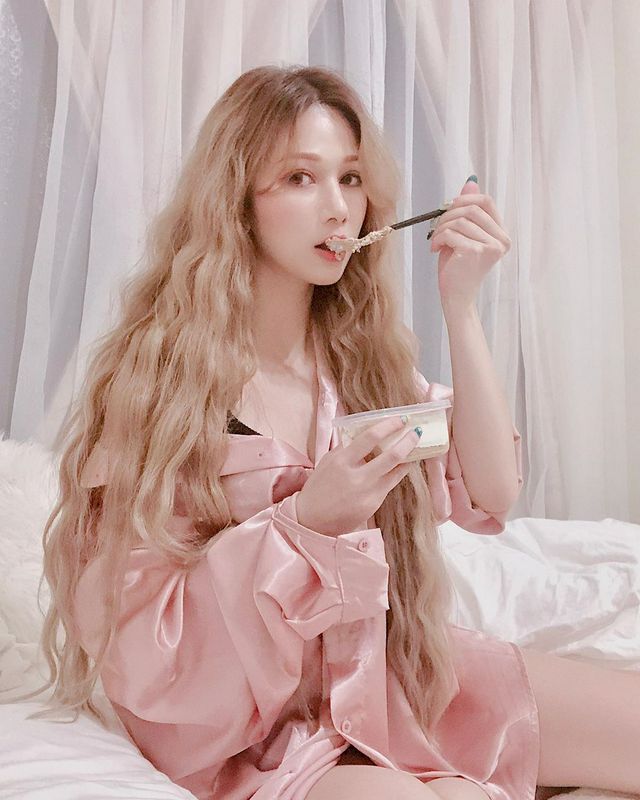 LingLing翎鈴又白又大...逆天長腿讓人秒抬頭