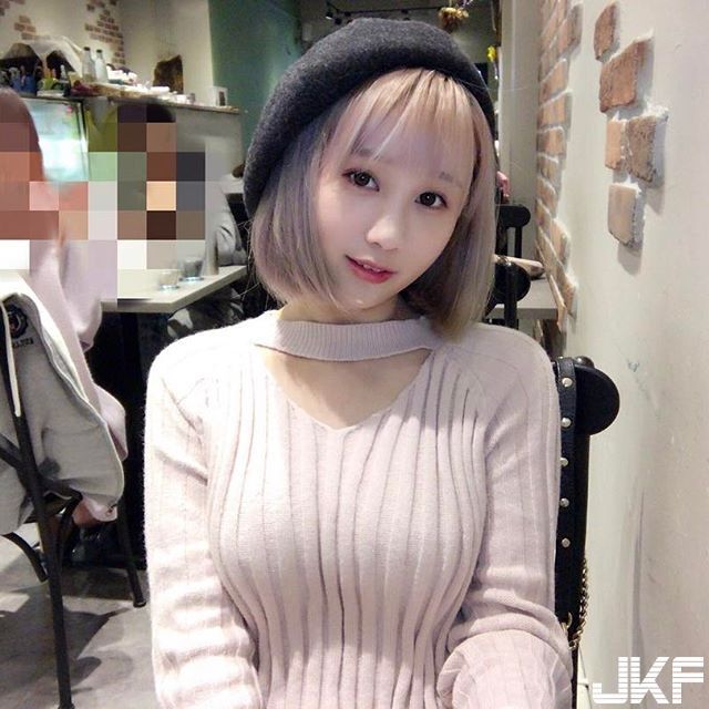 俏麗短發(fā)的Amilus那甜美的笑容搭配上那超級壞的上圍，哪個男孩能抵抗得了