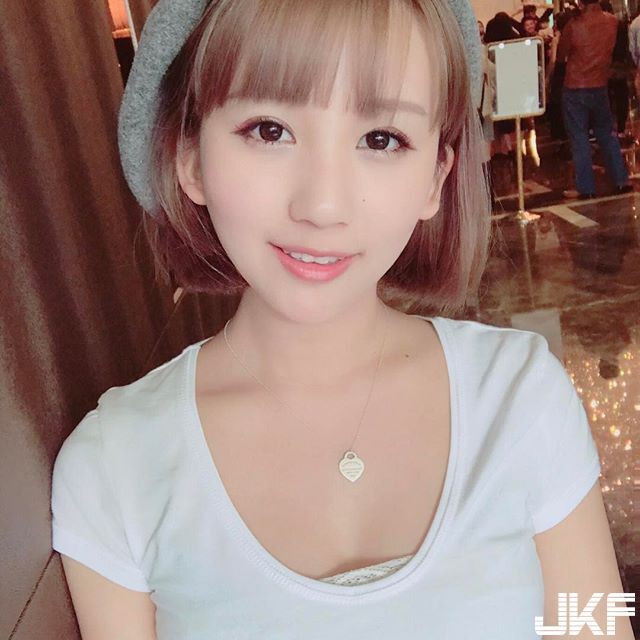 俏麗短發(fā)的Amilus那甜美的笑容搭配上那超級壞的上圍，哪個男孩能抵抗得了