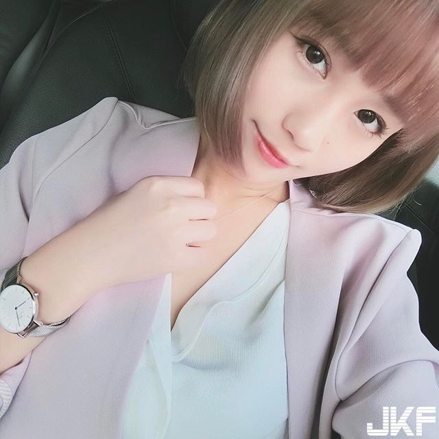 俏麗短發(fā)的Amilus那甜美的笑容搭配上那超級壞的上圍，哪個男孩能抵抗得了