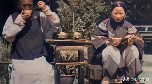 罕見(jiàn)恥辱老照片：被拍賣的大胸女人，全裸女人被男人拿槍指著
