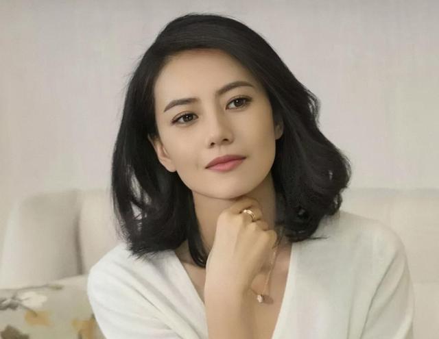 “小方臉”才是真抗老，這些拒絕“削骨”女明星，歲數(shù)越大越好看