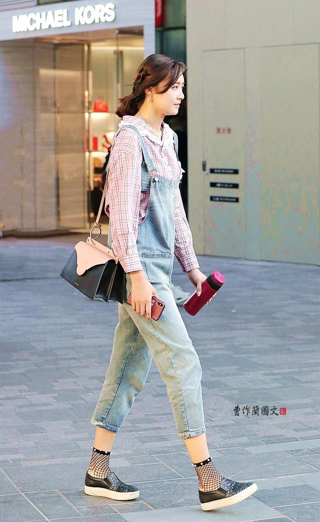 街拍：穿黑絲，這些美女偏愛漁網(wǎng)襪