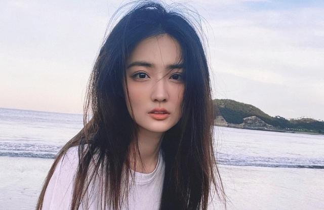 “小方臉”才是真抗老，這些拒絕“削骨”女明星，歲數(shù)越大越好看