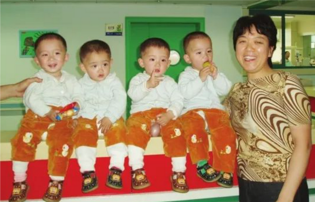 03年湖南產(chǎn)婦生下4胞胎，針管灌奶艱難存活，18年后全部金榜題名