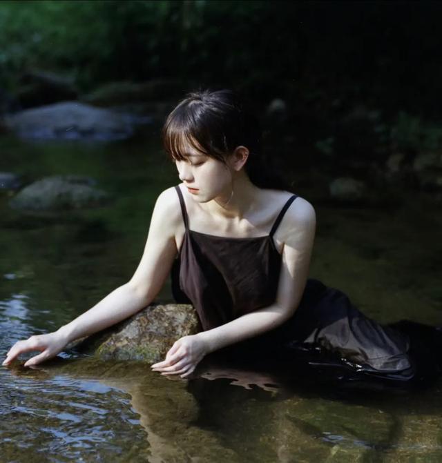 26歲性感美女在小溪里拍的寫(xiě)真照