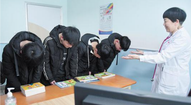 03年湖南產(chǎn)婦生下4胞胎，針管灌奶艱難存活，18年后全部金榜題名