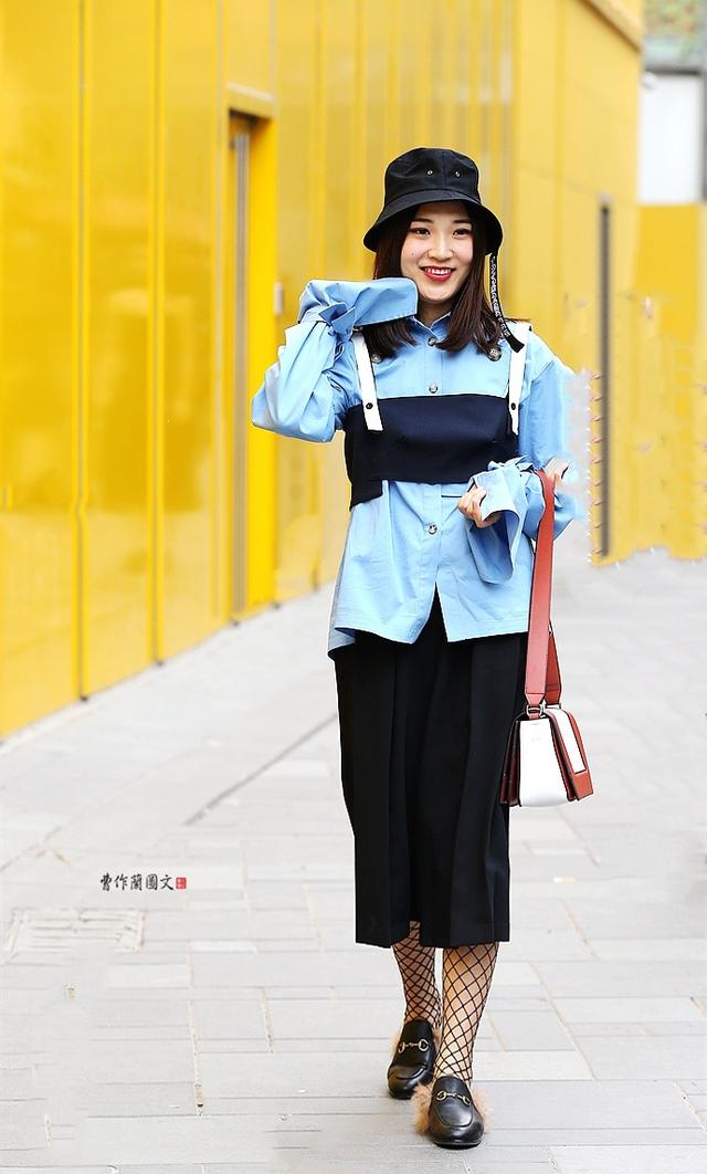 街拍：穿黑絲，這些美女偏愛漁網(wǎng)襪