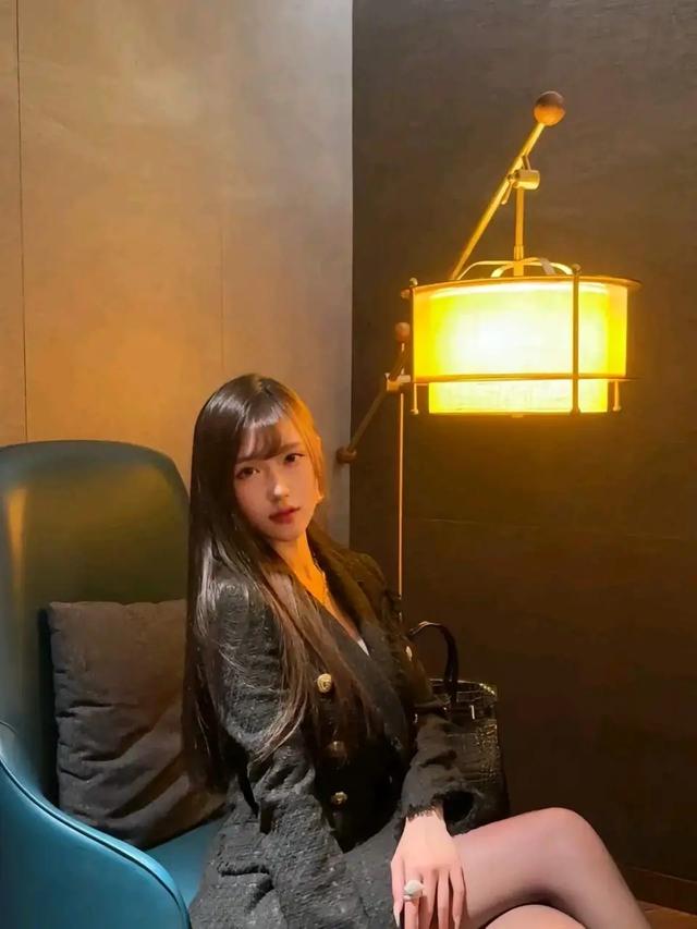 美女主播腐團兒，黑絲美腿，盡顯身材，高冷御姐！
