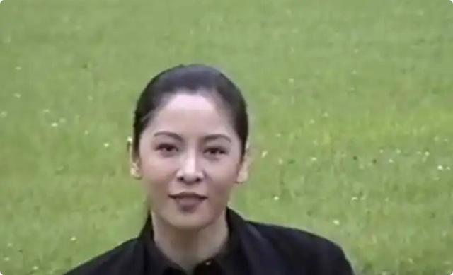 《一路繁花》的奶奶，年輕時蜂腰美背、酥胸長腿，個個撩人于無形