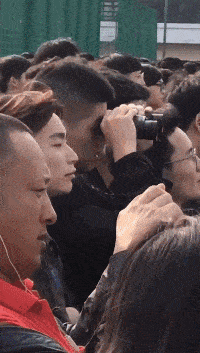 女子穿皮褲和露肩裝相親，男子一看竟是老熟人，直接掉頭就走！
