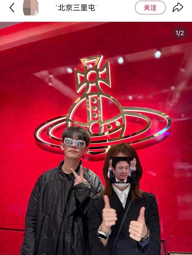 沒眼看！李明德KTV唱嗨了，脫掉上衣坦胸露懷，旁邊還有美女作陪