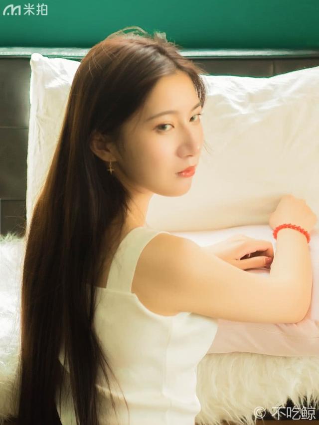 美肩櫻唇美女純情私房寫真！糟了，是心動的感覺