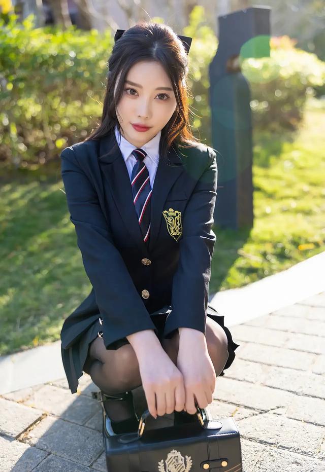 性感女神楊晨晨：學(xué)院JK裙搭配黑絲馬丁，美女魅力四射