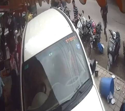 嚇人！司機(jī)醉酒開車沖上人行道，長(zhǎng)腿美女來不及反應(yīng)就被撞飛