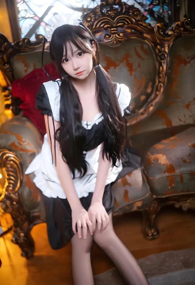 美女丨蘿莉女仆裝黑絲寫真