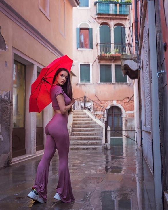 蜜瓜美臀+“胸”猛歐派！意大利辣妹Eleonora性感私照