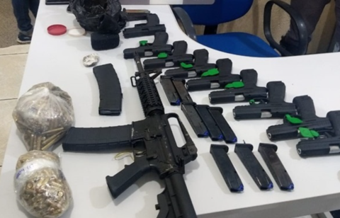 美女與武器？巴西模特“親吻”槍支性感照曝光 涉嫌軍火走私被捕