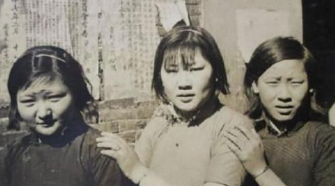她因長得漂亮，遭日本人搶進(jìn)炮樓，一個夜遭受50多名鬼子糟蹋