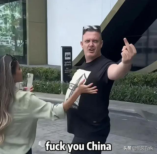 炸裂！中國美女在國外暴打2米高辱華老外，網(wǎng)友：老外說謝謝了嗎