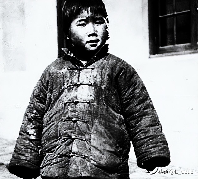 罕見(jiàn)恥辱老照片：被拍賣的大胸女人，全裸女人被男人拿槍指著