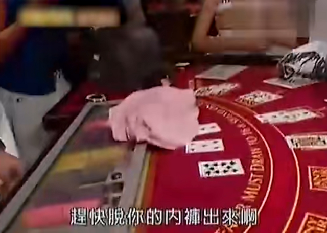 毀三觀！陳喬恩滿大街找睪丸吃、節(jié)目上還當眾脫奶罩，太瘋狂了！