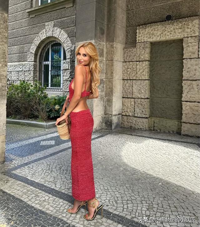 來(lái)自歐美的大膽長(zhǎng)腿美女，十五張照片每一幀都是精美的長(zhǎng)腿黑絲