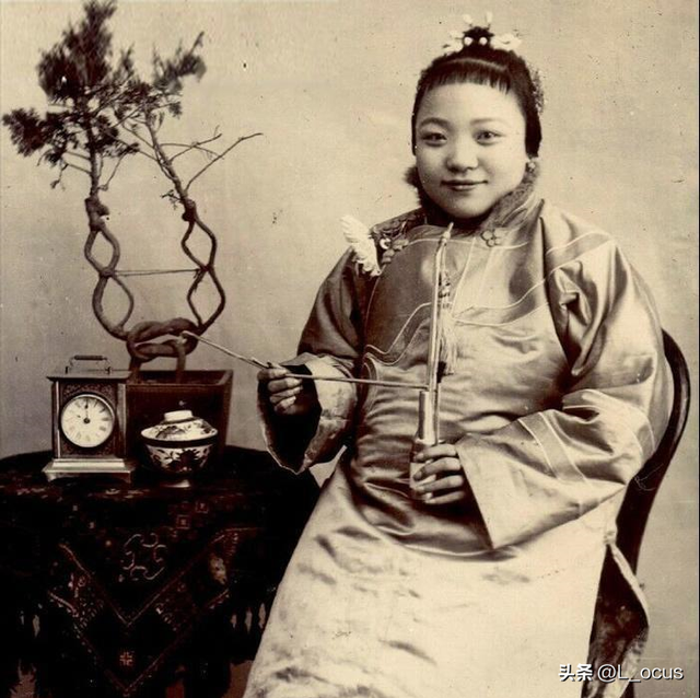 罕見(jiàn)恥辱老照片：被拍賣的大胸女人，全裸女人被男人拿槍指著