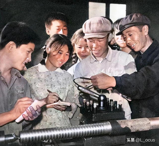 罕見(jiàn)恥辱老照片：被拍賣的大胸女人，全裸女人被男人拿槍指著