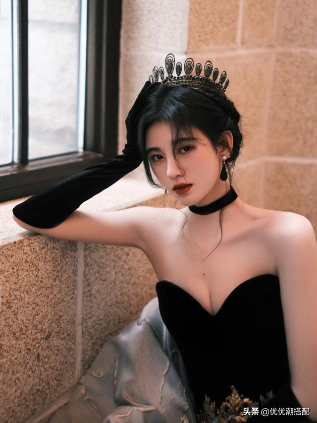 鞠婧祎才27歲身材就這么好？穿抹胸禮服裙撐出豐滿感，養(yǎng)眼又性感