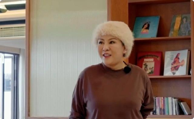 《一路繁花》的奶奶，年輕時蜂腰美背、酥胸長腿，個個撩人于無形