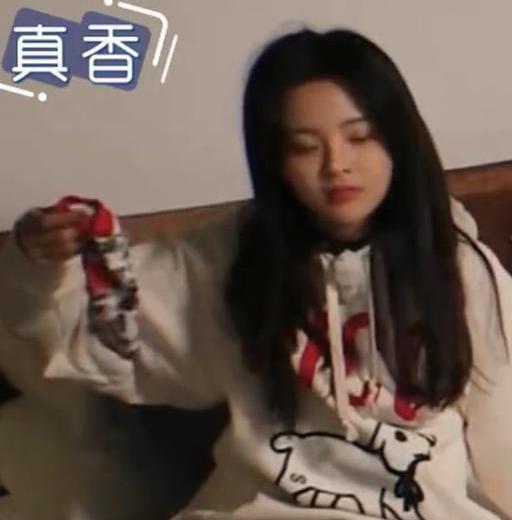 楊超越猛聞襪子稱(chēng)“仙女的腳不會(huì)臭” 細(xì)挖女明星的“腳臭秘聞”