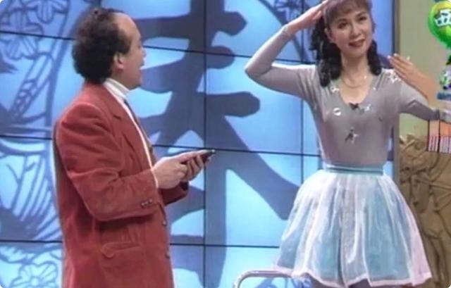 《一路繁花》的奶奶，年輕時蜂腰美背、酥胸長腿，個個撩人于無形