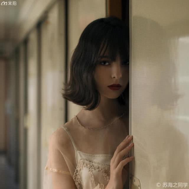 人像寫真：火車上的短發(fā)少女，清純可愛
