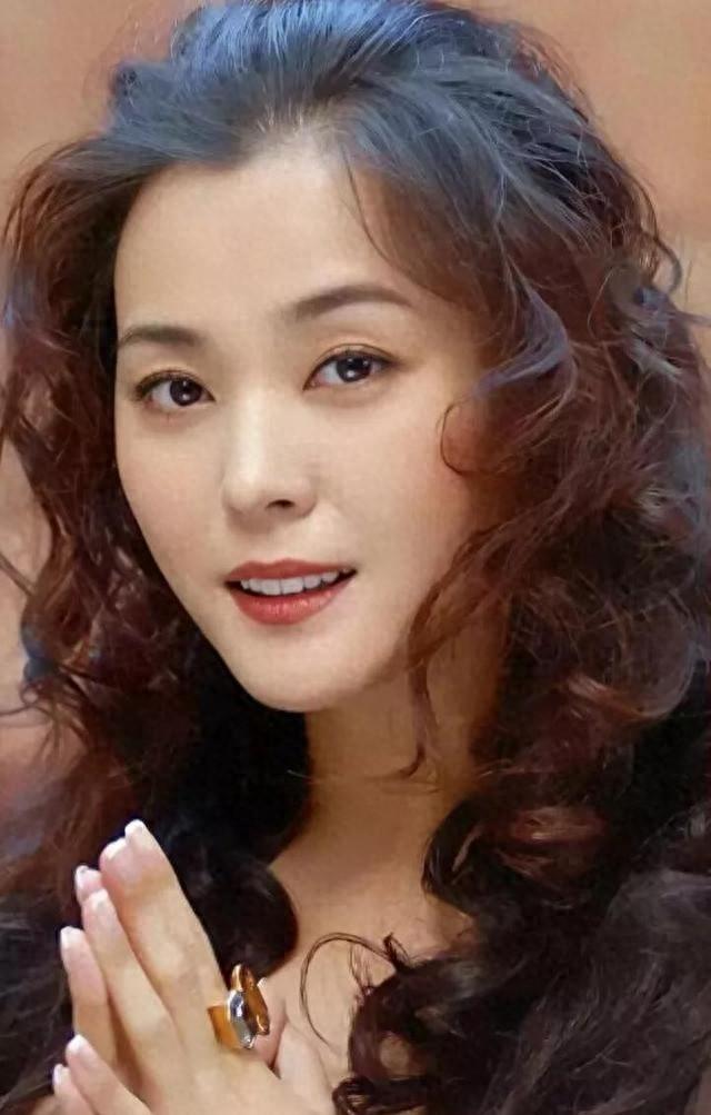 47歲逆生長！原裝大美女眼神勾人，84部戲鑄就演技女神