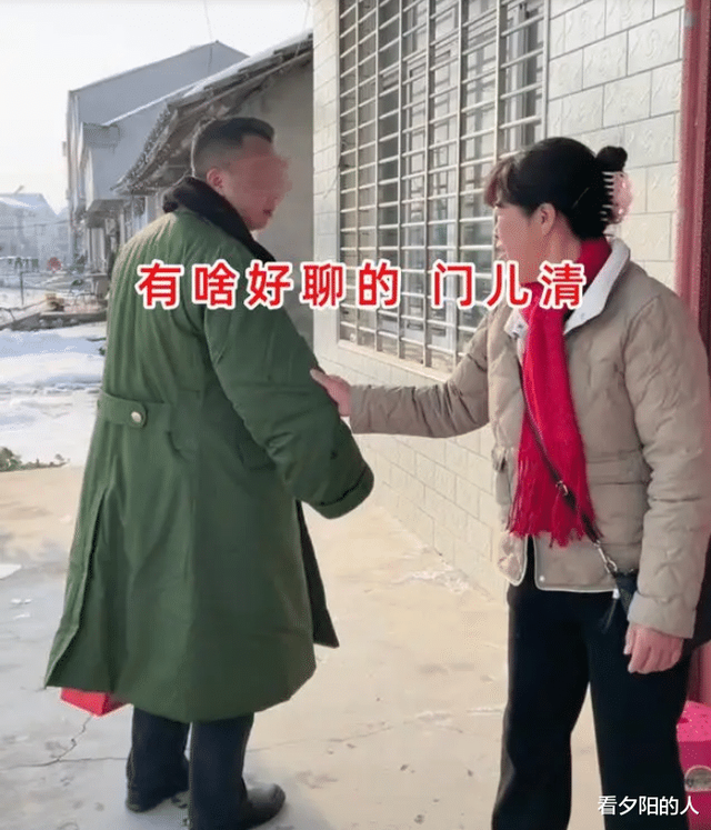 女子穿皮褲和露肩裝相親，男子一看竟是老熟人，直接掉頭就走！